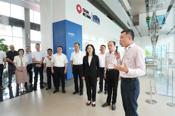 Jiang ERXIONG gobernadoreordeak taldea zuzendu zuen Quangong Machinery Co., Ltd, Quanzhou-k fabrikazio adimendunen hiria eraikitzen laguntzeko