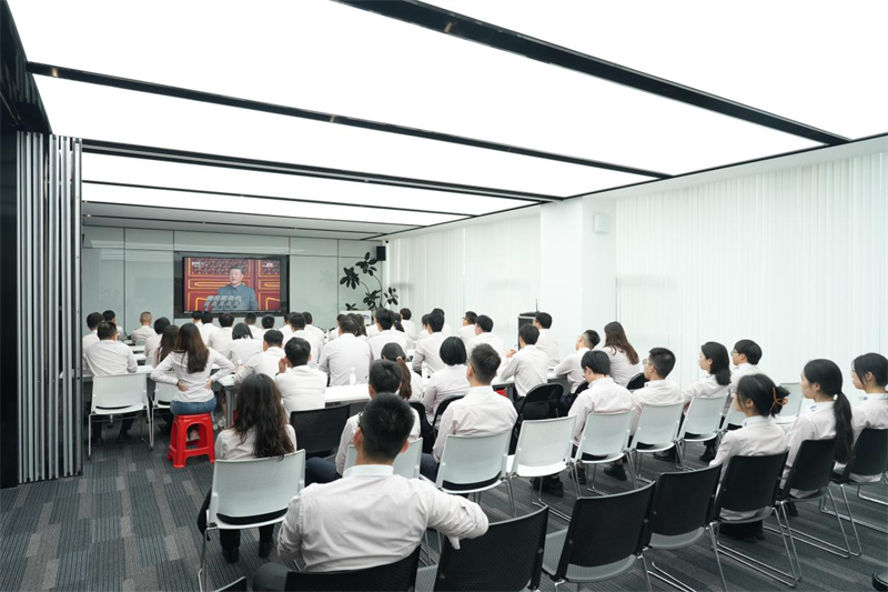 Hamar urte gora-behera, 1.400 milioi pertsonen bihotzak—QGMk aintza partekatzen du aberriarekin