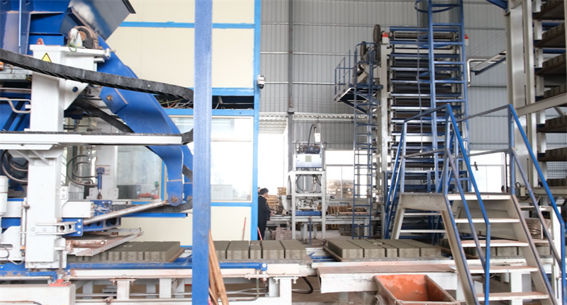 Makina bat, adreilu ugari, energia aurreztea eta karbono murriztea, QGM Zenith 15 modeloak eraikuntzako material berdeen 