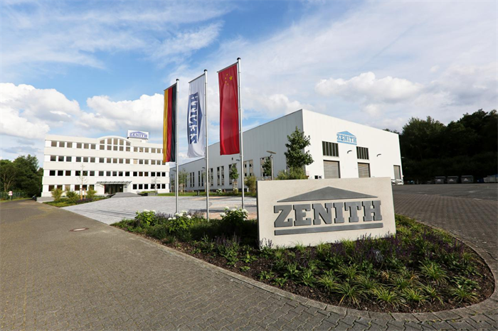 Quangong-en Alemaniako Zenite filialak aspaldiko langileak goraipatzen ditu, artisautza eta leialtasuna omenduz.