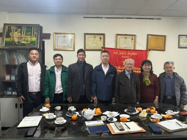 Fu Guohua, Quangong Machinery Co., Ltd.-ko zuzendari nagusiordeak, ordezkaritza bat gidatu zuen Vietnameko Eraikuntzako Materialen Elkartea bisitatzera, Txinako eta Vietnamgo eraikuntzako materialen industrien arteko trukea eta lankidetza sustatzeko.