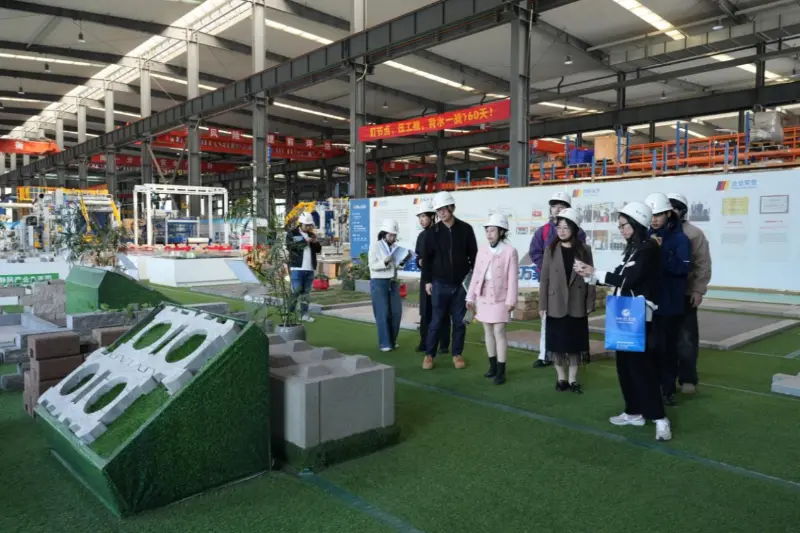 Atzerriko garapen-beharretan zentratuta, Quangong Machinery Co., Ltd.-k Fuzhouko Atzerriko Ikasketen eta Merkataritza Unibertsitatearekin lankidetzan aritzen da nazioartean zuzendutako talentuak lantzeko.