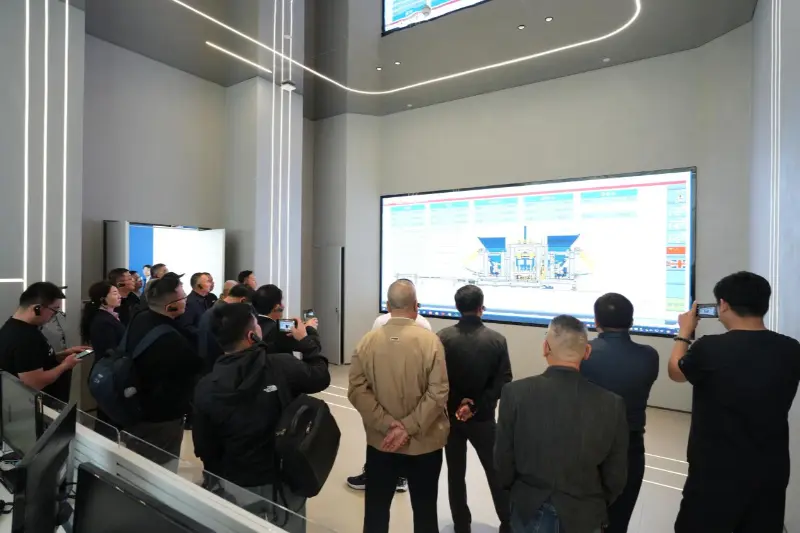 Txinako Eraikuntza Blokeen Elkartearen 8. Saioko Kontseilu Iraunkorreko bigarren bilera egin zen Quanzhoun; Quangong Machinery Co., Ltd.-k Industria trukean eta garapenean laguntzen du.